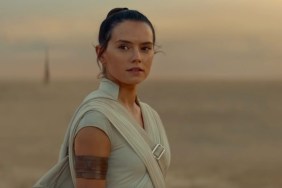 Daisy Ridley's Rey stands and stares in Star Wars: The Rise of Skywalker.