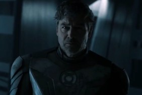 Hal Jordan’s Green Lantern Suit Still Has the Same Reactions & Complaints