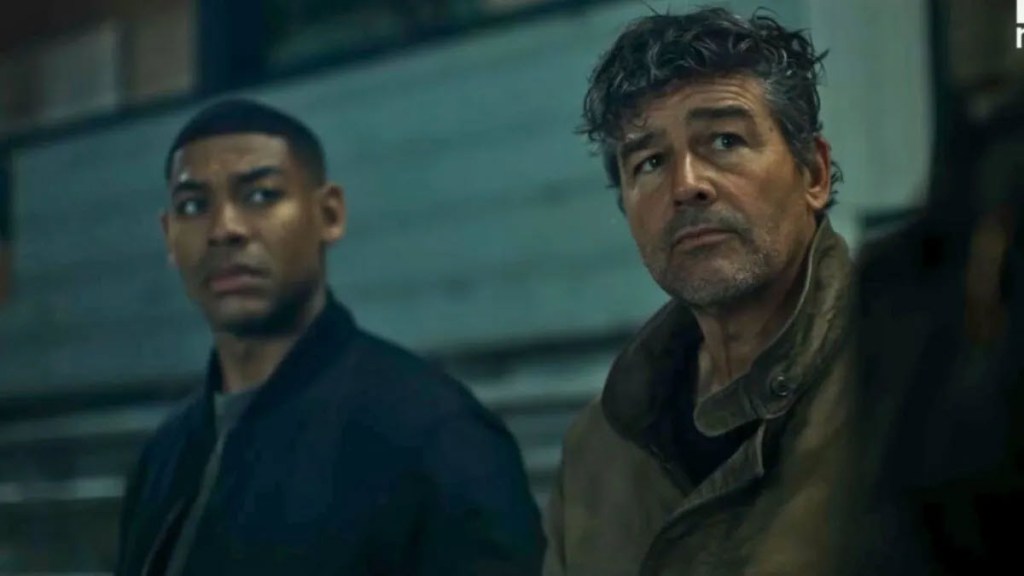 Kyle Chandler as Hal Jordan and Aaron Pierre as John Stewart in Lanterns