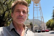 Zack Snyder Is Hanging Out at WB & Justice League Fans Have 1 Thing To Say