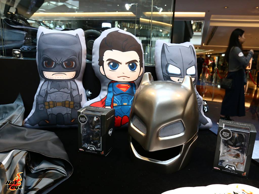 Batman v Superman Hot Toys Display