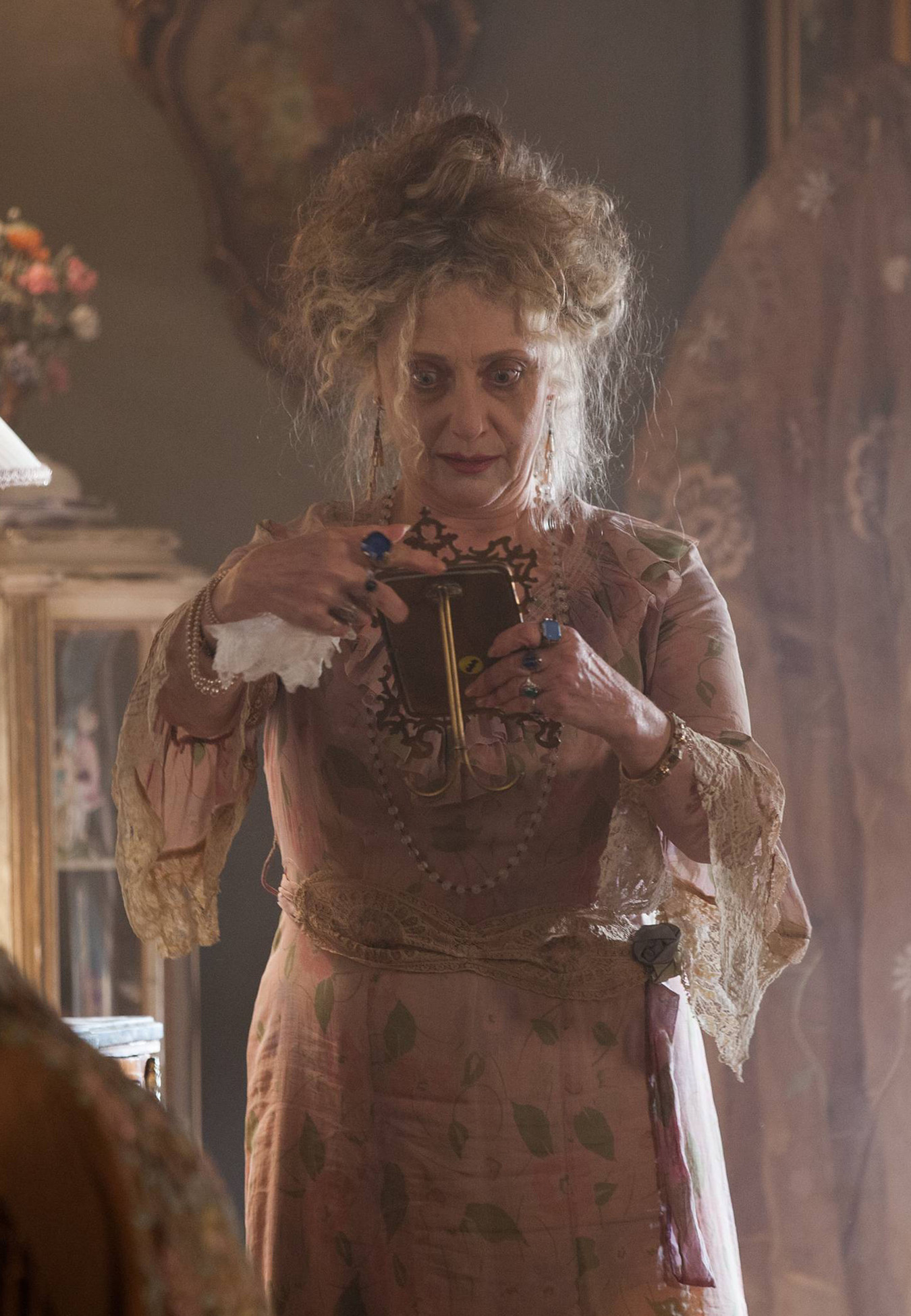 GOTHAM: Guest star Carol Kane as Gertrud Kapelput in the "Selina Kyle" episode of GOTHAM airing Monday, Sept. 29 (8:00-9:00 PM ET/PT) on FOX. Â©2014 Fox Broadcasting Co. Cr: Jessica Miglio/FOX