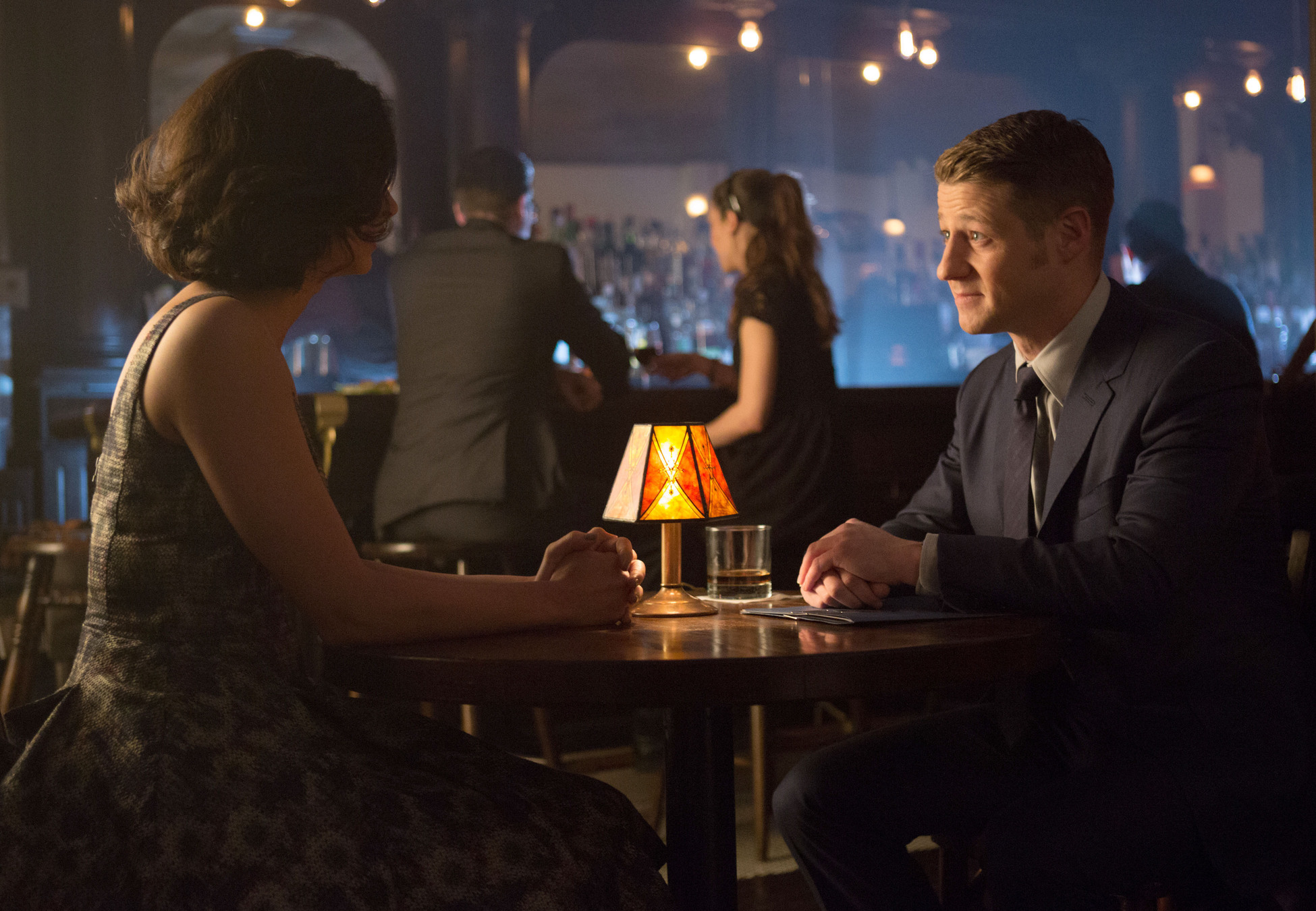 GOTHAM: Detective James Gordon (Ben McKenzie, R) and Dr. Leslie Thompkins (guest star Morena Baccarin, L) go on a date in the "The Fearsome Dr. Crane" episode of GOTHAM airing Monday, Feb. 2 (8:00-9:00 PM ET/PT) on FOX. Â©2015 Fox Broadcasting Co. Cr: Jessica Miglio/FOX