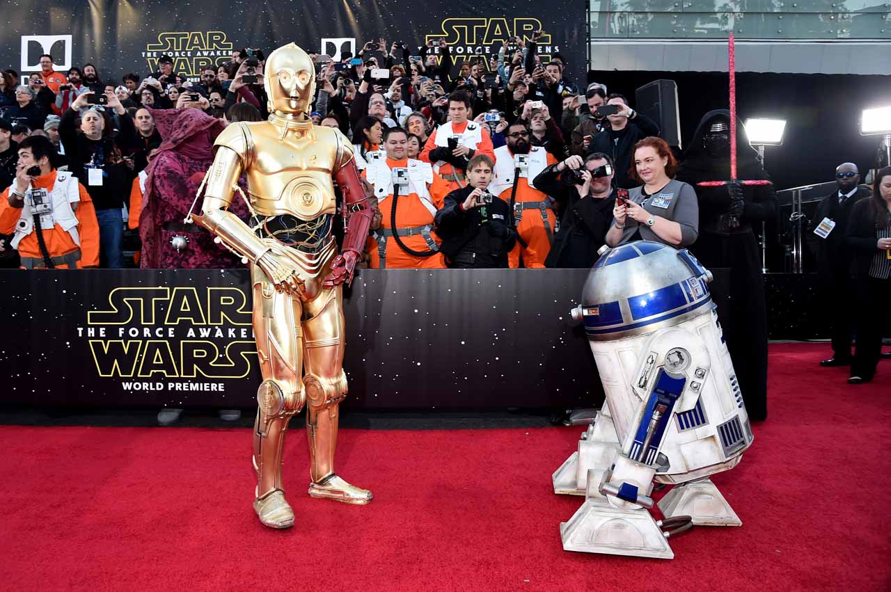 HOLLYWOOD, CA - DECEMBER 14:  R2-D2 (L) and C-3PO attend the World Premiere of ?Star Wars: The Force Awakens? at the Dolby, El Capitan, and TCL Theatres on December 14, 2015 in Hollywood, California.  (Photo by Alberto E. Rodriguez/Getty Images for Disney) *** Local Caption *** R2-D2;C-3PO