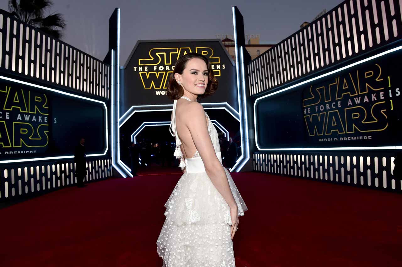 HOLLYWOOD, CA - DECEMBER 14:  Actress Daisy Ridley attends the World Premiere of ?Star Wars: The Force Awakens? at the Dolby, El Capitan, and TCL Theatres on December 14, 2015 in Hollywood, California.  (Photo by Alberto E. Rodriguez/Getty Images for Disney) *** Local Caption *** Daisy Ridley